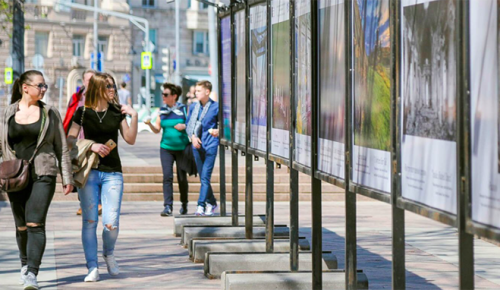 Ко Дню России на Цветном бульваре в Москве открыли фотовыставку