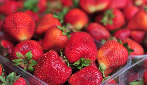 На круглогодичной ярмарке в Черемушках можно купить сезонные ягоды