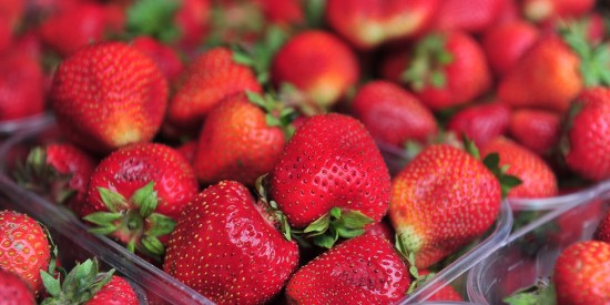 В Обручевском районе можно приобрести сезонную ягоду на ярмарке выходного дня