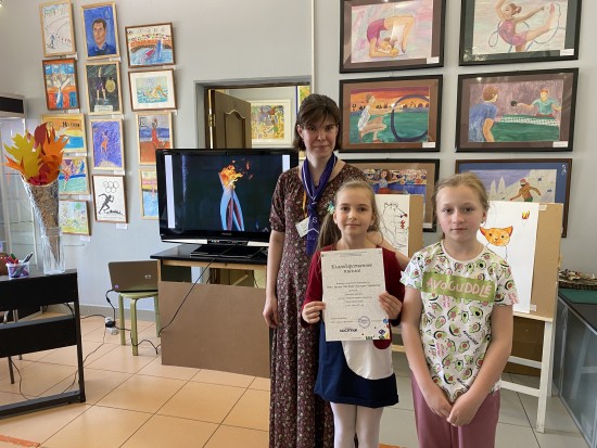 В галерее "Листок" открылась выставка-конкурс детского изобразительного творчества