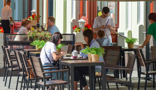 Для привитых от COVID-19 посетителей не планируют создавать отдельные зоны в ресторанах