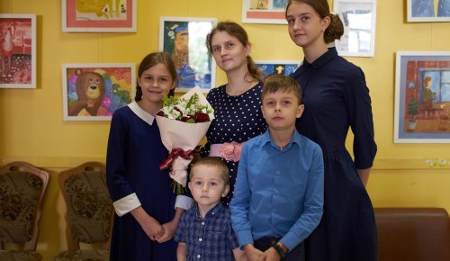 В библиотеке №175 на Ремизова открылась выставка семьи Коленковых