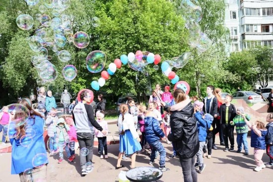 В Теплом Стане для детей устроили шоу мыльных пузырей и аквагрим