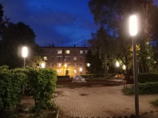 В сквере на Севастопольском проспекте  зажглись новые  фонари