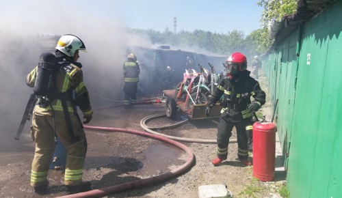 В гаражах на Голубинской произошел пожар