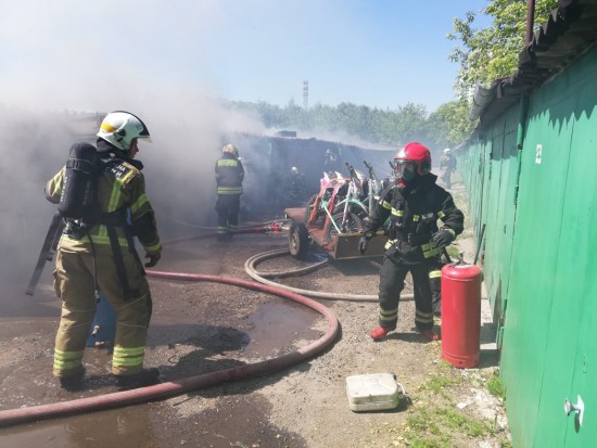 В гаражах на Голубинской произошел пожар