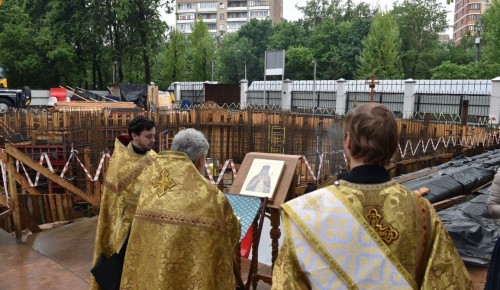 В Академическом районе помолились о строящемся храме Луки на территории больницы Виноградова
