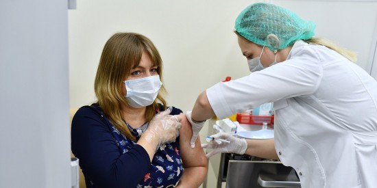 Главный Санитарный врач ввела в Москве обязательную вакцинацию в сфере услуг