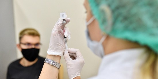 Юристы сочли обоснованным решение об обязательной вакцинации в столице