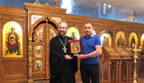 Президент Федерации велоспорта России передал икону в дар храму в Северном Бутове