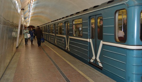 Станции метро "Теплый стан" и "Новоясеневская" открыли после подтопления на станции "Ясенево"