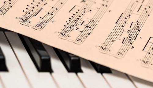 В ДШИ «Юность» поздравили фортепианный дуэт  с получением спецприза на международном фестивале