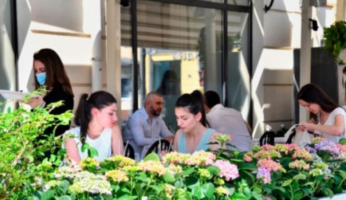 Собянин продлил возможность посещения летних веранд ресторанов без QR-кодов