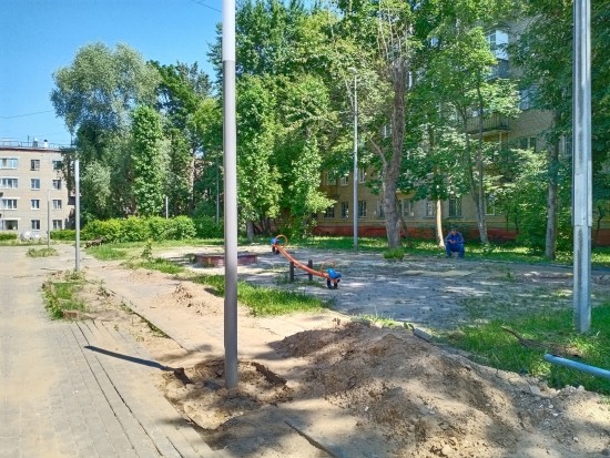В Котловке демонтировали старую площадку для детей