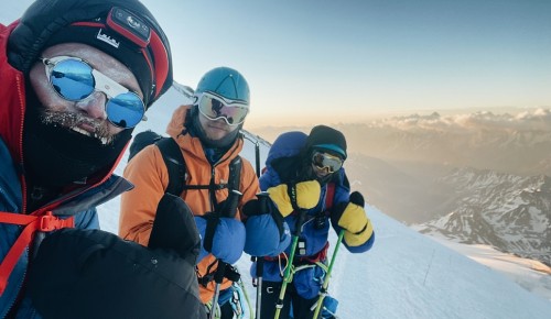Члены турклуба Губкинского университета покорили вершину Эльбруса