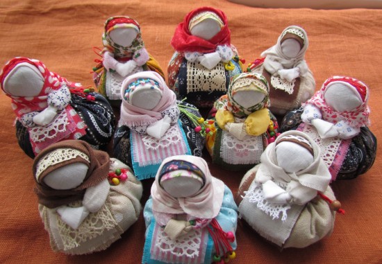 Библиотека №192 Северного Бутова опубликовала онлайн-урок по созданию тряпичной куклы «Семейный оберег»