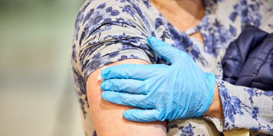 Греция объявила обязательную вакцинацию для нескольких категорий граждан