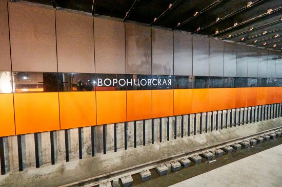 На станции «Воронцовская» завершается монтаж подвесного потолка из 11,6 тыс. элементов