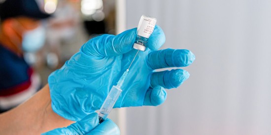 Уже 77% сотрудников органов власти Москвы прошли вакцинацию от коронавируса