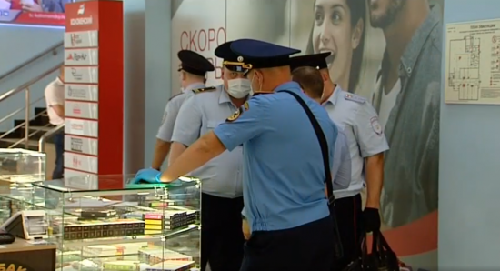 В торговых центрах ЮАО накануне выявили 64 нарушителя масочного режима