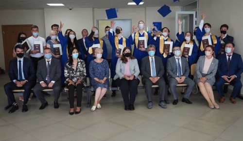 Студентам Сахалинского университета в рамках сотрудничества с Губкинским университетом вручили дипломы