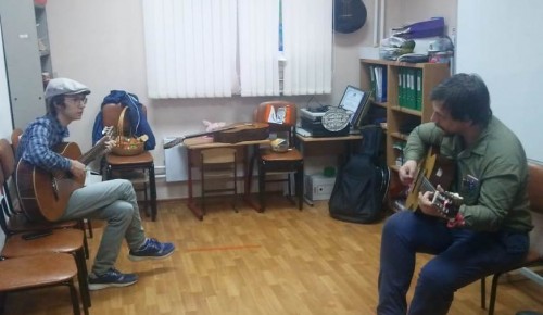 В досуговом центре «Обручевский» работает кружок «Авторская песня и гитарный аккомпанемент»