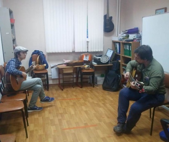 В досуговом центре «Обручевский» работает кружок «Авторская песня и гитарный аккомпанемент»