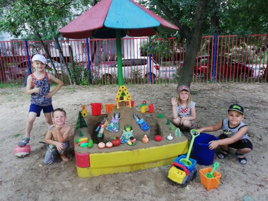 Ребята из дошкольного отделения школы имени Карамзина развивают инженерные навыки, строя дома из песка