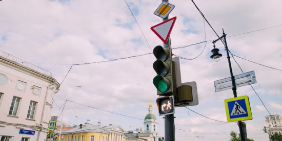 В "Московском транспорте" рассказали о перекрестке с совмещенной фазой светофора в Конькове
