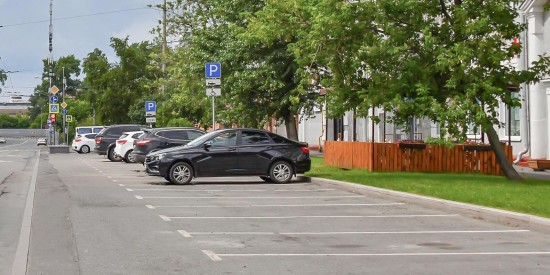 В первом полугодии москвичи купили у города около 700 машино-мест со скидкой 40%
