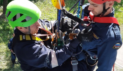 В Апаринках прошли соревнования на лучшую альпинистскую подготовку при ведении спасательных работ на высоте