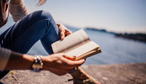 Библиотеки ЮЗАО предлагают жителям Академического района принять участие в челлендже “Отпуск с книгой”
