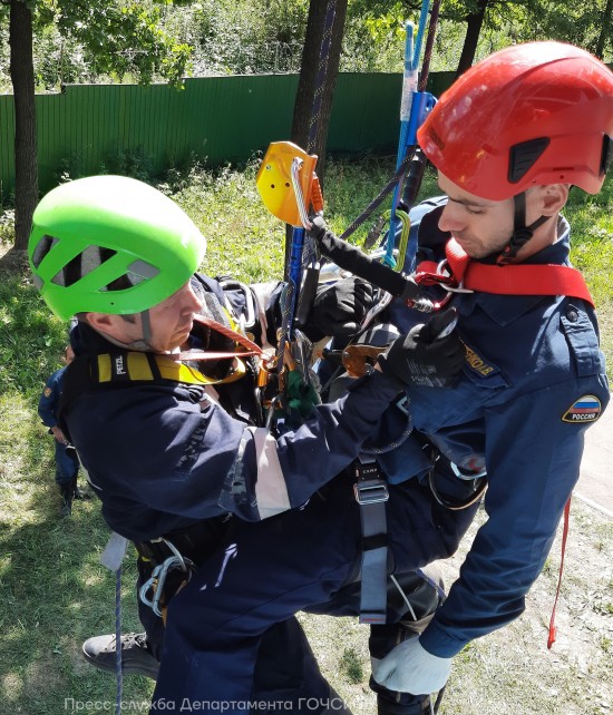 В Апаринках прошли соревнования на лучшую альпинистскую подготовку при ведении спасательных работ на высоте