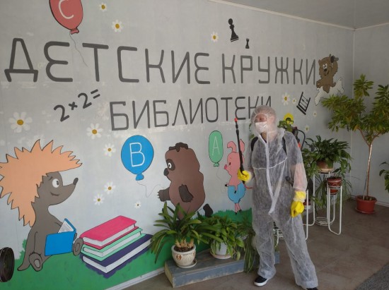 Сотрудники МЧС вместе с добровольцами продезинфицировали помещения библиотеки№ 184, которая находится на улице Академика Варги