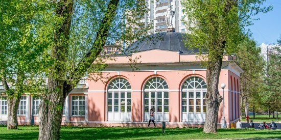 В Воронцовском парке заменят плитку
