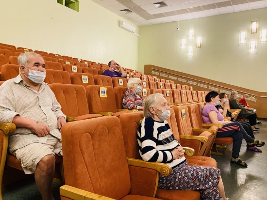 В пансионате для ветеранов труда №6 посмотрели советскую комедию "Где находится нофелет?"