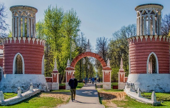 В Воронцовском парке заменят плиточное покрытие