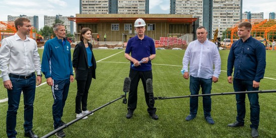 До конца года футбольное поле построят на улице Паустовского