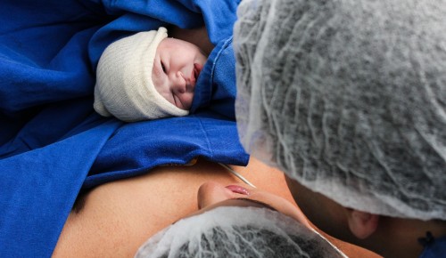 Автоинспекторы ЮЗАО оперативно доставили мать с новорожденным ребенком в роддом