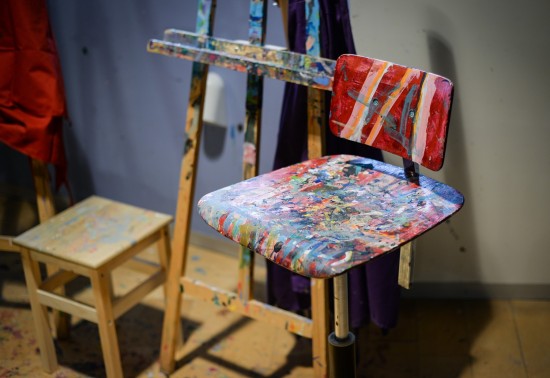 Воспитанники КЦ «Вдохновение» Ясенева создали арт-объекты из старых стульев