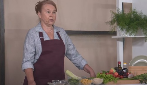 Участница "Московского долголетия" поделилась рецептом спагетти из кабачков под овощным соусом