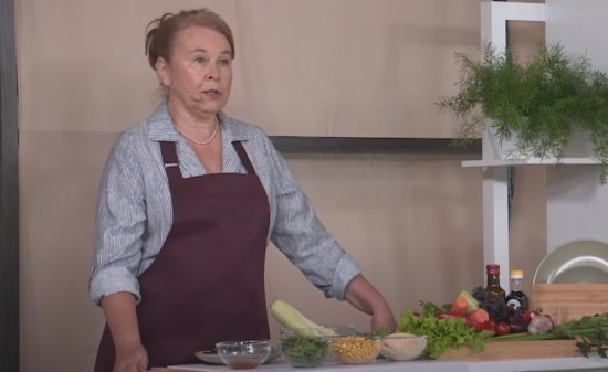Участница проекта "Московское долголетие" поделилась рецептом спагетти из кабачков под овощным соусом