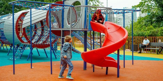 Более 40 спортивных и детских площадок обустроили в Ясеневе