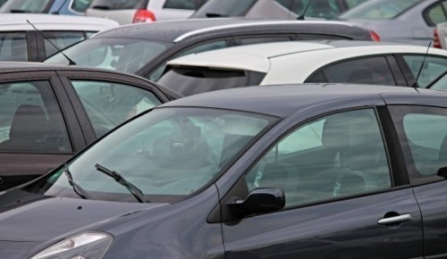 Жители ЮЗАО могут продлить абонементы на парковки со шлагбаумом