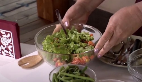 Жители Конькова могут приготовить вкусный и полезный салат по рецепту участницы "Московского долголетия"