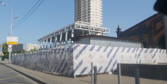 Рабочие смонтировали конструкцию навеса над выходом со станции метро «Новые Черемушки»