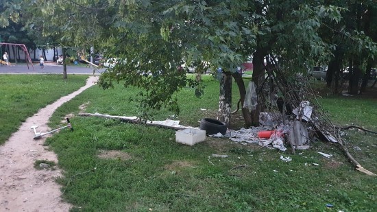 В Академическом районе убрали шалаш из мусора и палок