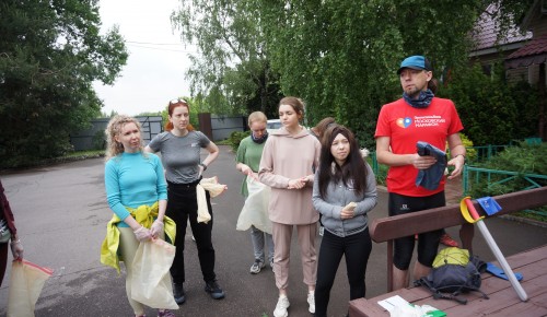 Плоггеры круче блогеров. В Ясеневе горожане во время забега прибрались в лесу