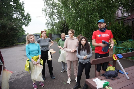 Плоггеры круче блогеров. В Ясеневе горожане во время забега прибрались в лесу