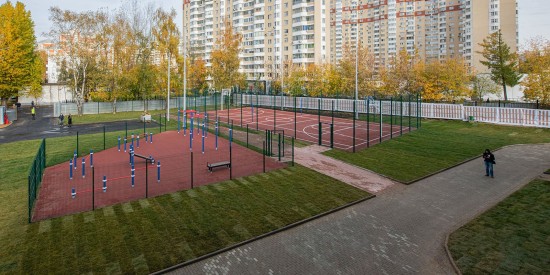 Собянин: В Москве проведено масштабное благоустройство школьных дворов и стадионов